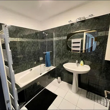 Appartement Très Grand à 10 Min à Pied Du Centre *